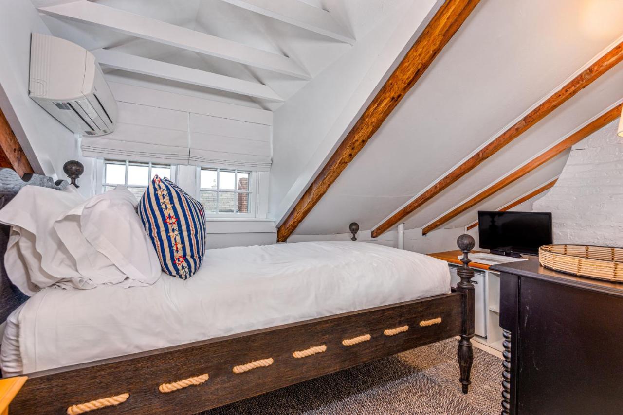 Single Room with Shared Bathroom