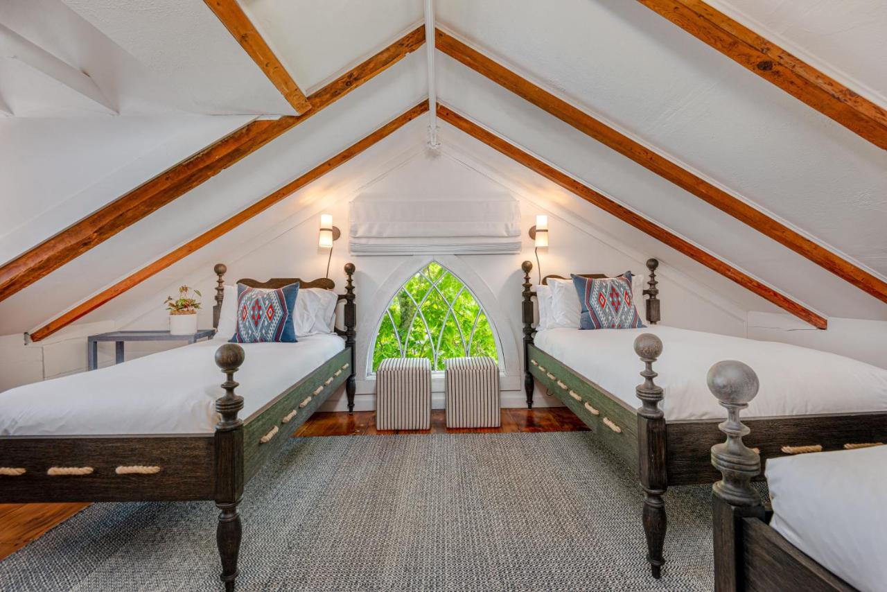 Three Single Beds with Shared Bathroom