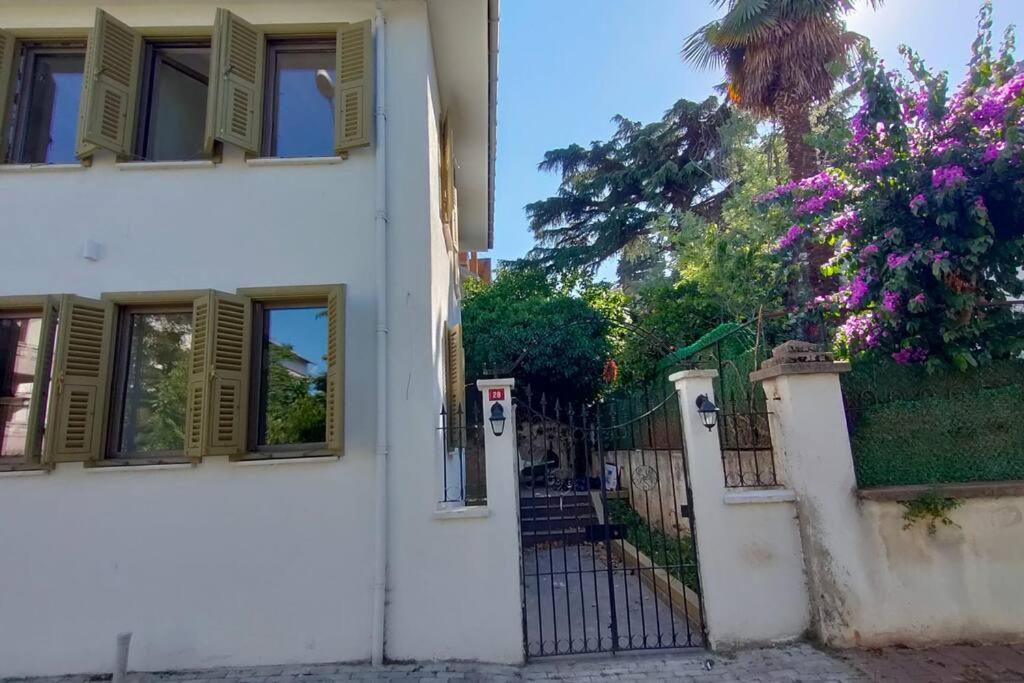 B&B Istanbul - Beautiful Villa with Garden Princess Islands - Bed and Breakfast Istanbul