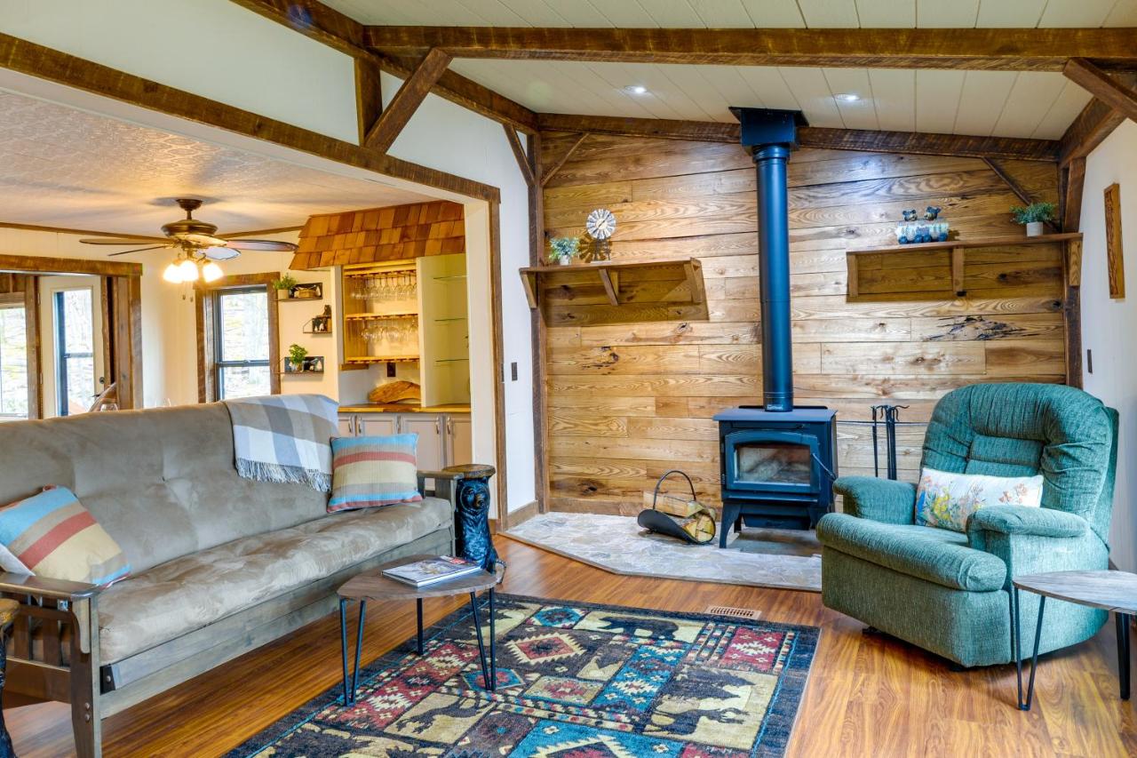 Alpine Lake Resort Cabin Rental with Pool Access! - B&B