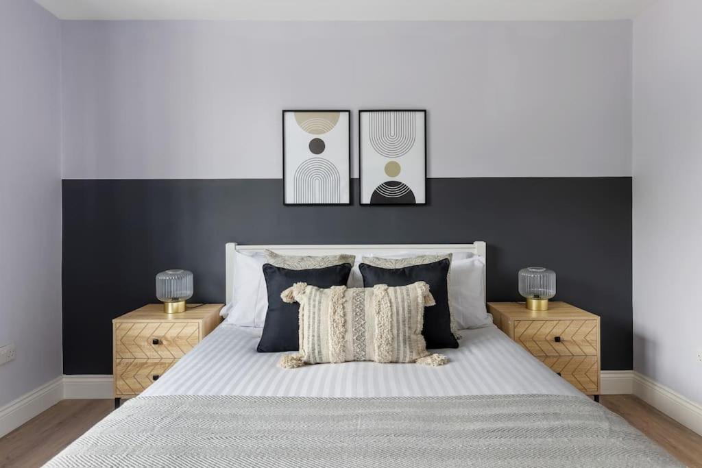 Stylish & Spacious 3 Bed Apartment with Fast Wifi, close to Tube & Wembly - B&B