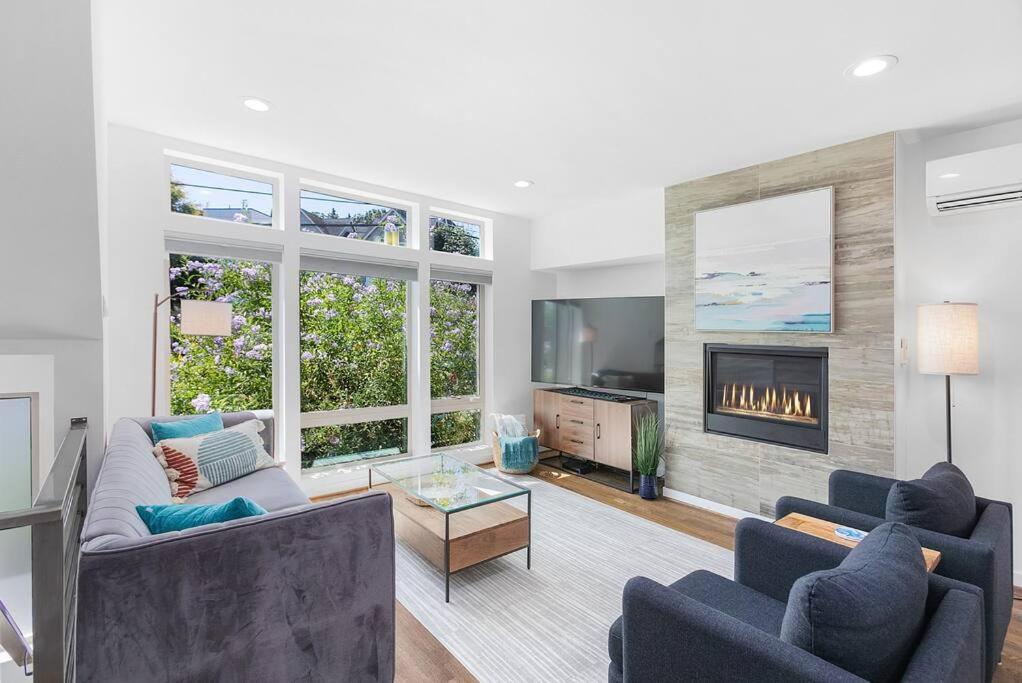 Golden Gardens Getaway-Walk to Beach & Waterfront - Bed and Breakfast