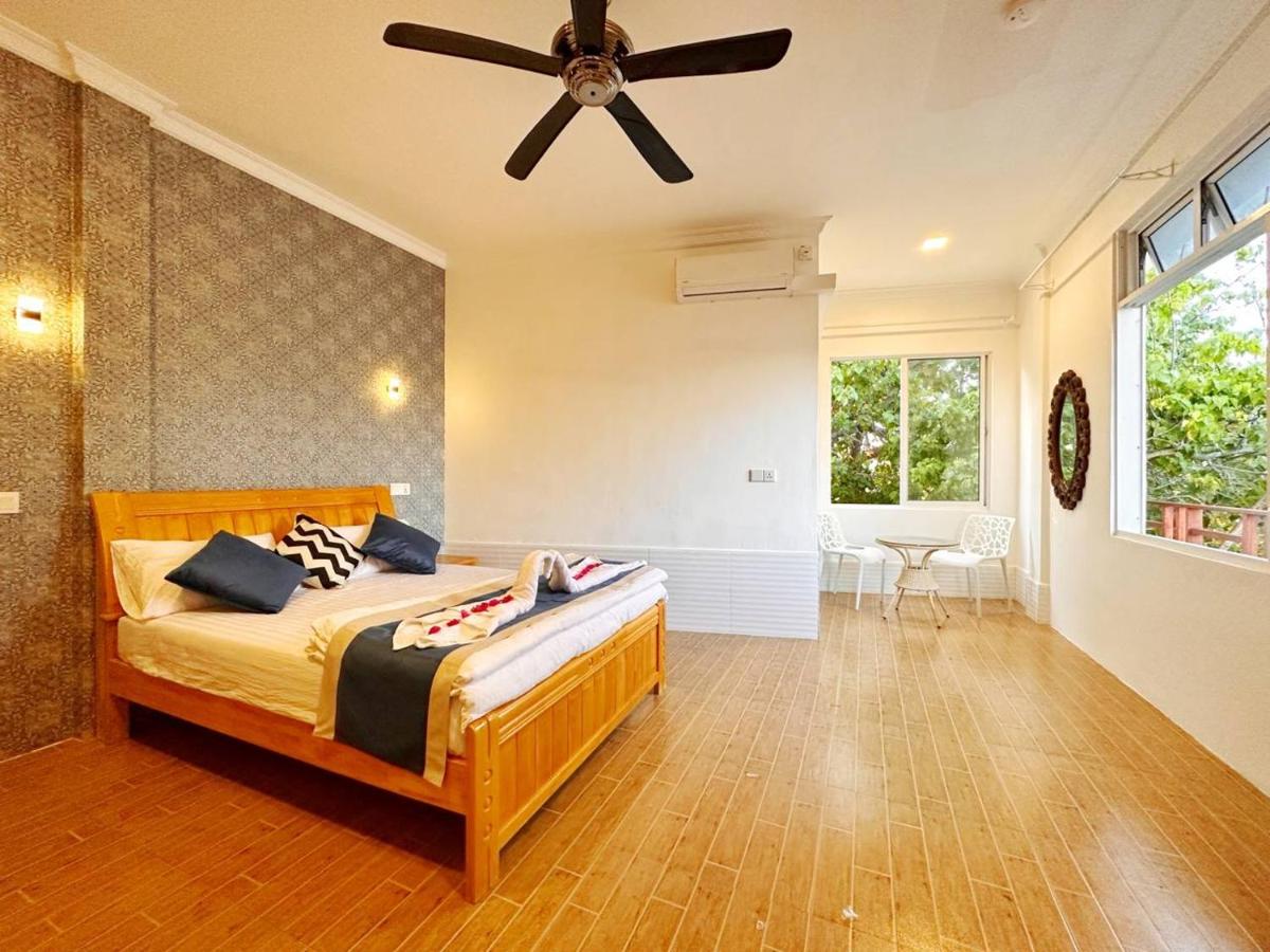 Family Room with Garden View
