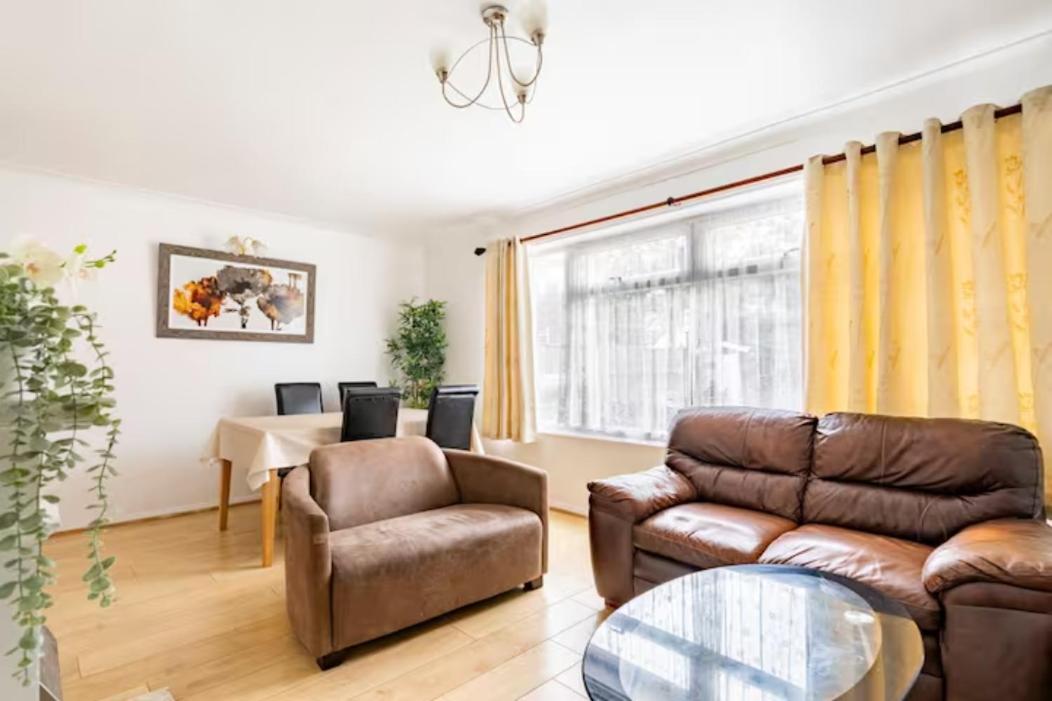 B&B Luton - Beaconsfield 4 Bedroom House in Quiet and a very Pleasant Area, Near London Luton Airport with Free Parking, Fast WiFi, Smart TV - Bed and Breakfast Luton