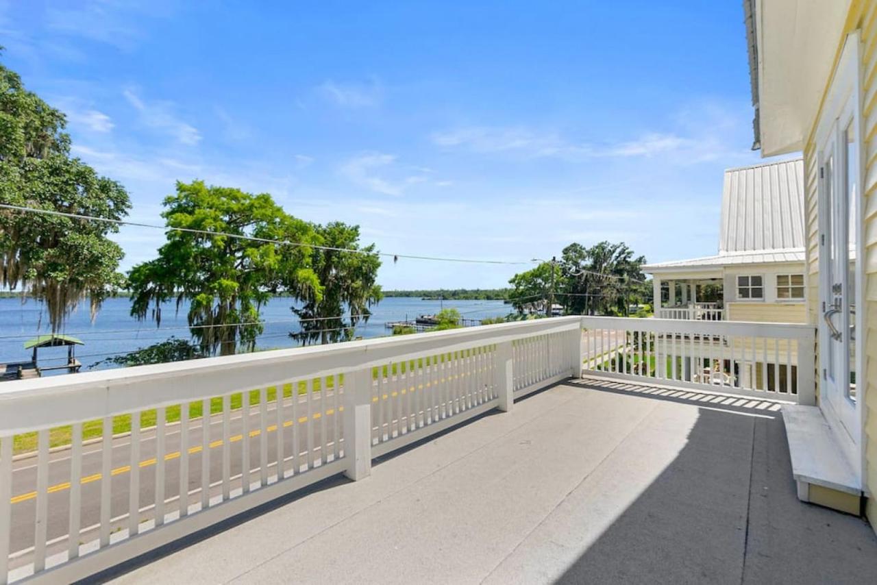 Pet friendly water front home in Palatka South Historic District with private dock that sleeps 8 - B&B