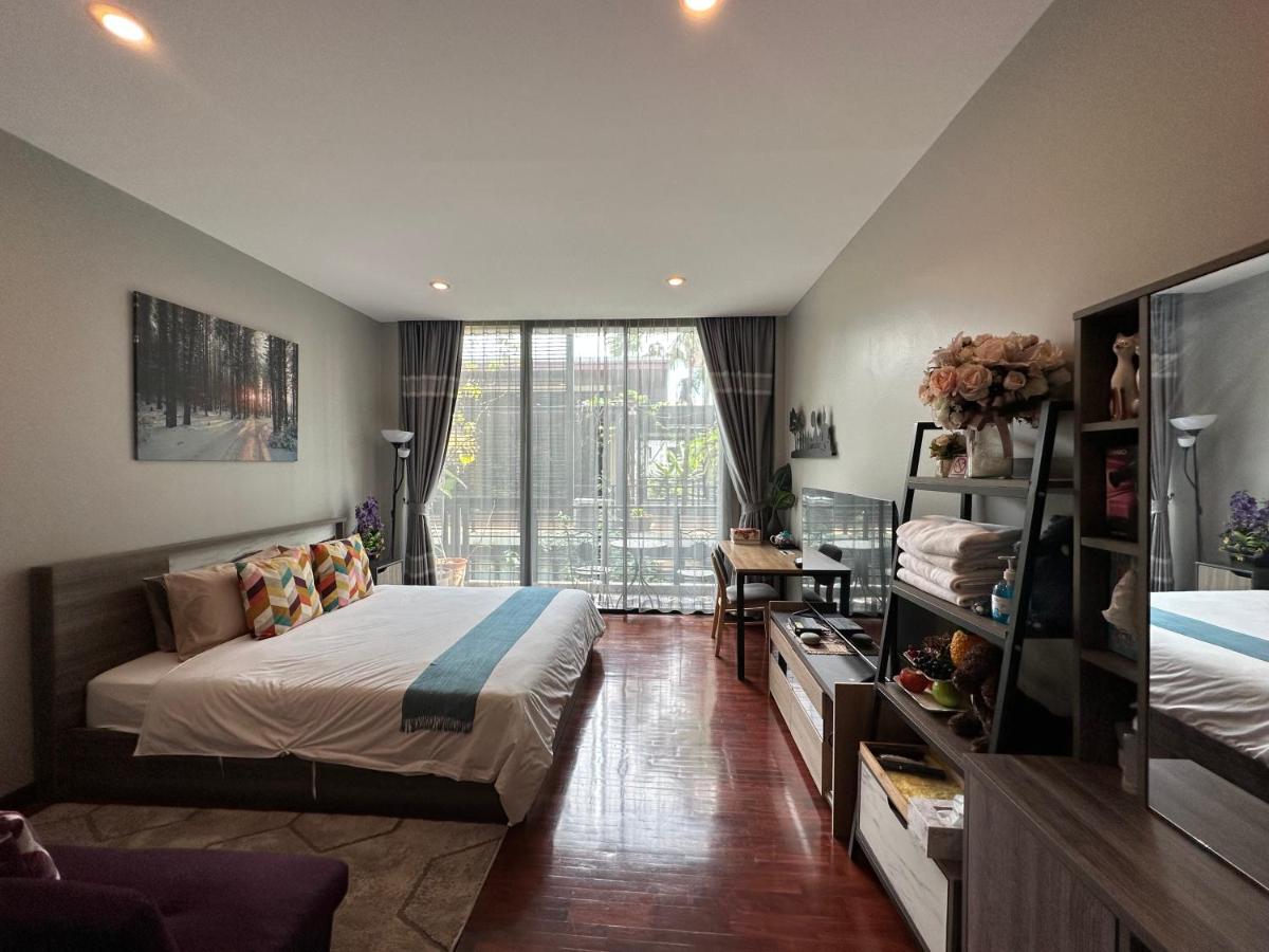 Zimmer mit Kingsize-Bett und Balkon