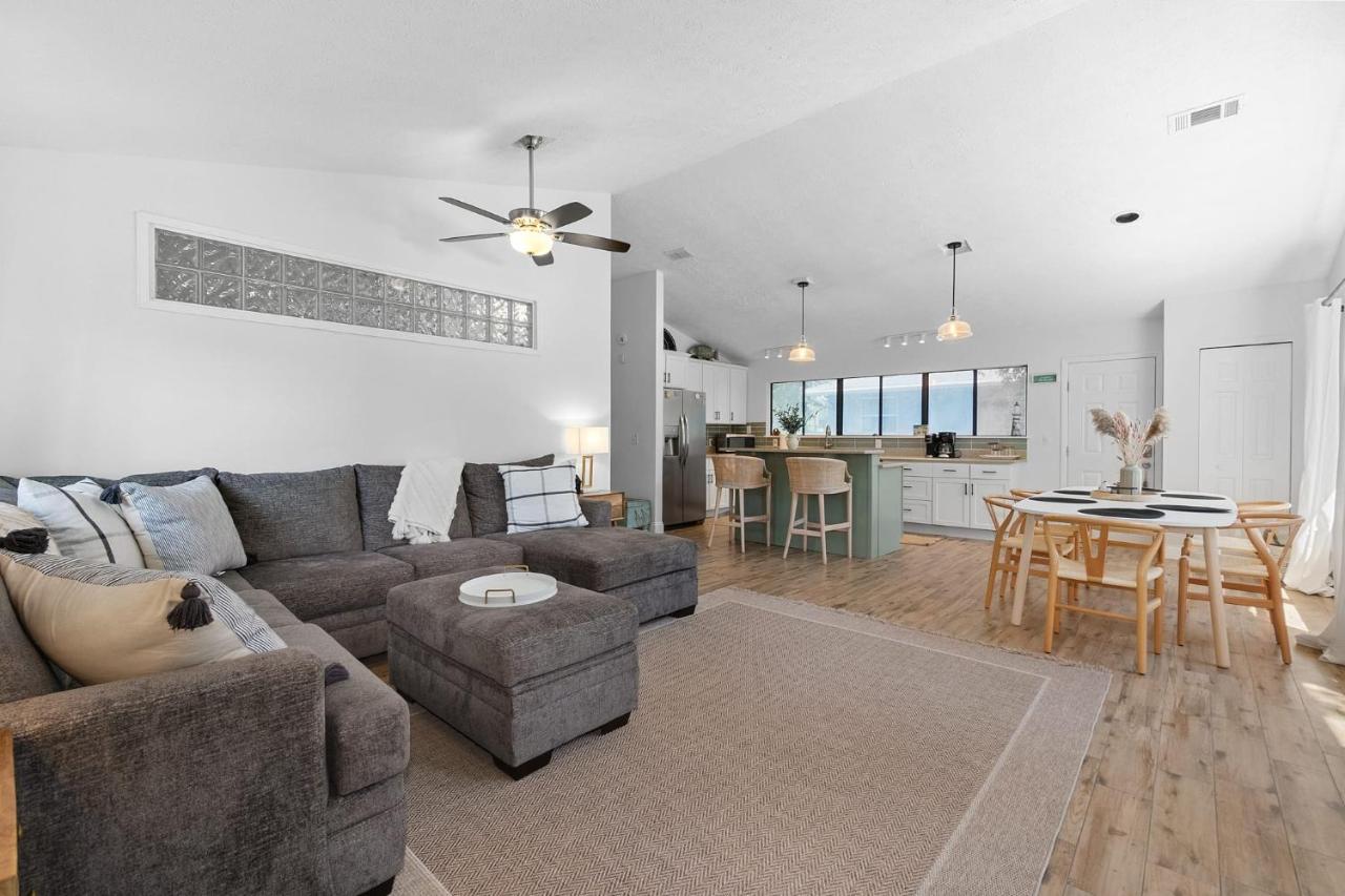Sandpiper Cottage- Walk to Beach and Pier - B&B