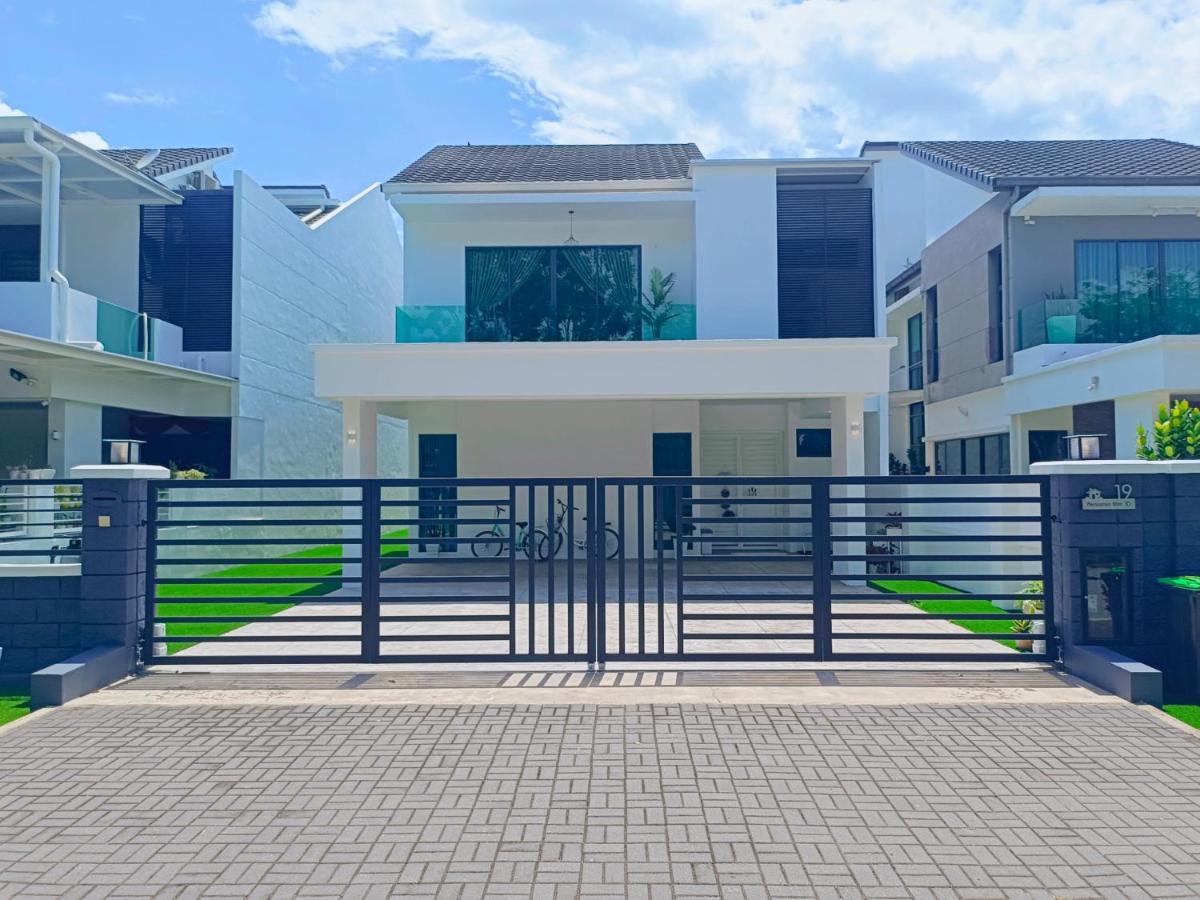 Bungalow, Up to 21 Pax, 4000sqft, 3 Bedrooms, 4 Bathrooms, 4 Car Parks by Star Home - Chambres d'hôtes Sungai Petani