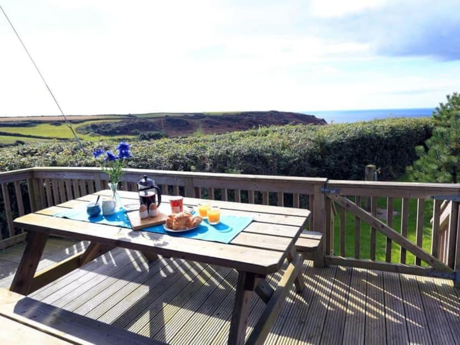 B&B Sirhowy - 22 Salcombe Retreat Uninterrupted View to the Sea - Bed and Breakfast Sirhowy