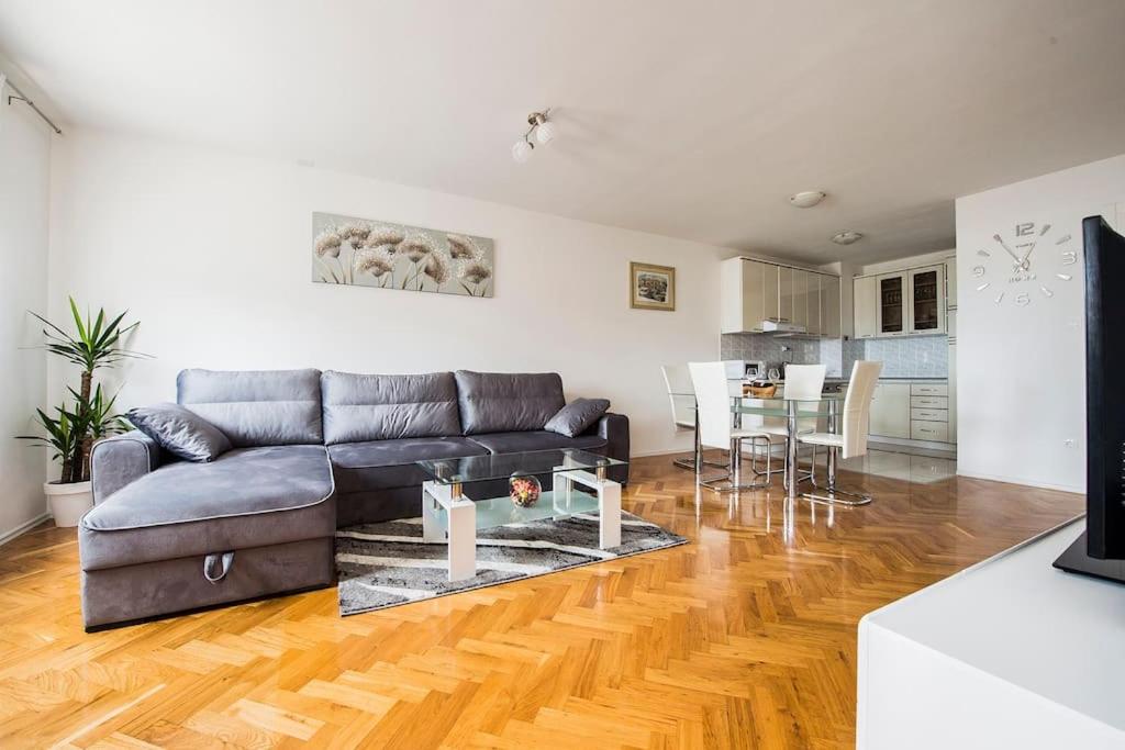 Apartment Jully - B&B Podstrana