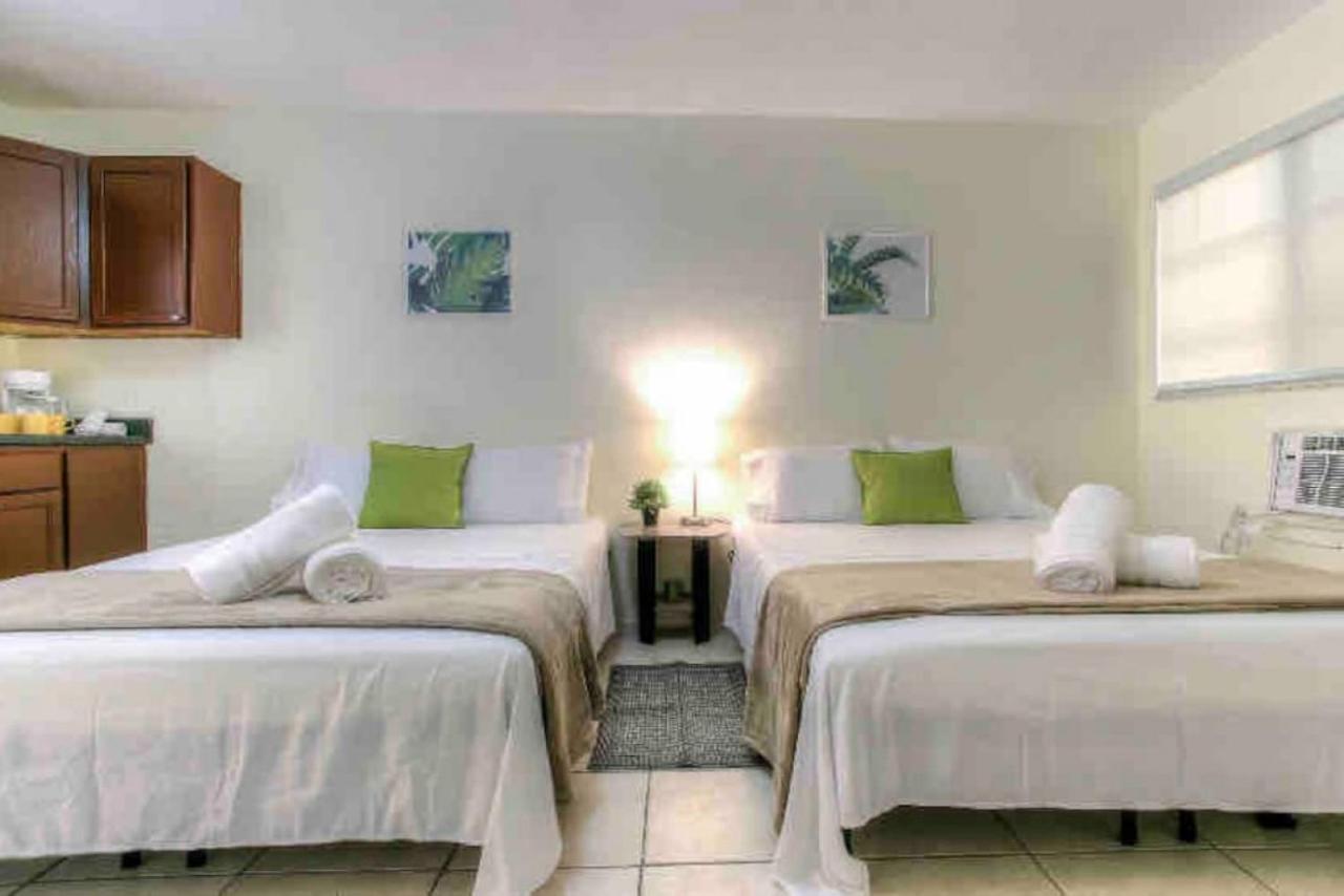 B&B Hallandale - Charming Hallandale Studio 8mins to beach sleeps 4 - Bed and Breakfast Hallandale