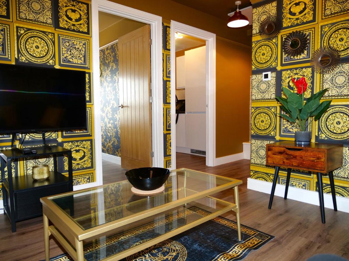 Ultra Deluxe Versace Apartment Near Sheffield FULL SKY TV - Bed and Breakfast