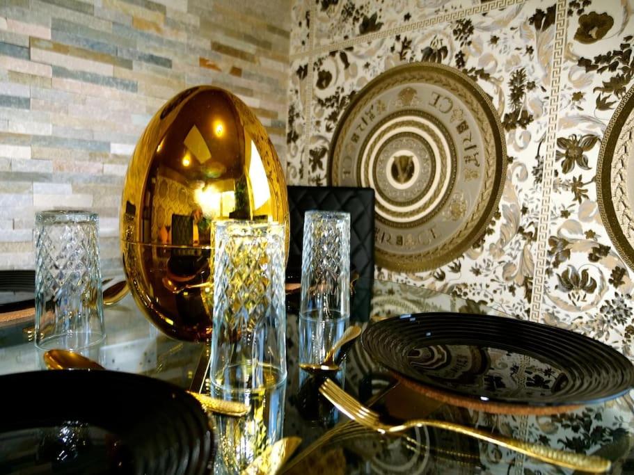 B&B Rotherham - Stunningly Opulent Gold Apartment Near Sheffield FULL SKY TV - Bed and Breakfast Rotherham