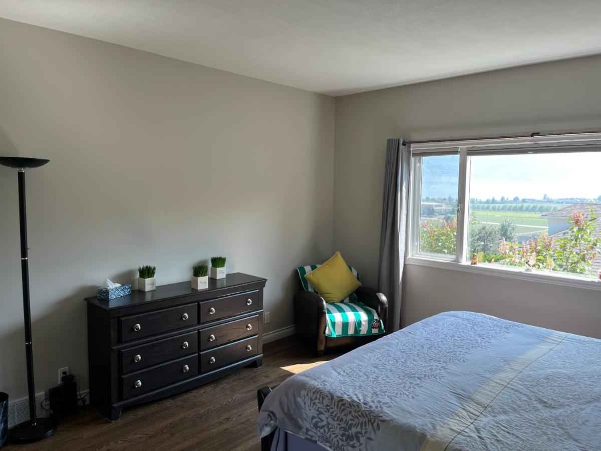Zimmer mit Kingsize-Bett und Seeblick