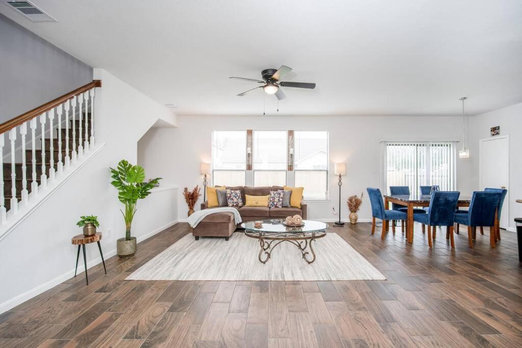 Fabulous Houston Vacation 4 Bdrm w/Pool table - B&B