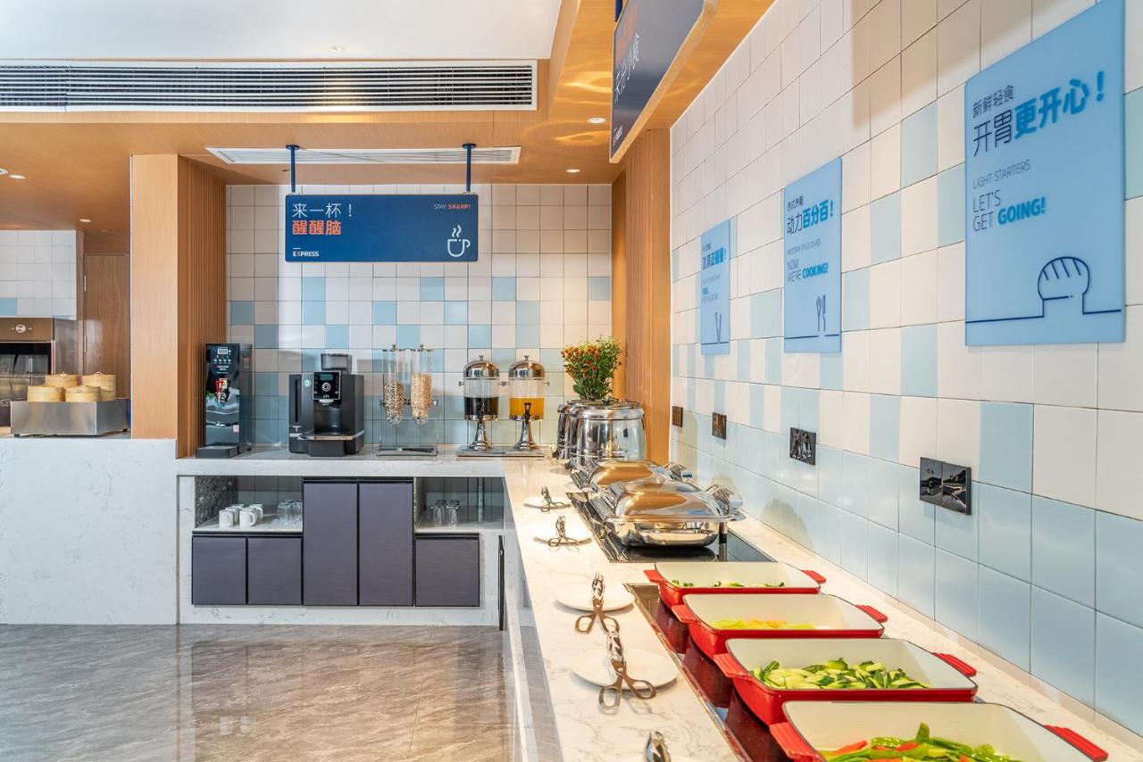 White marble counter displays buffet at dog-friendly Holiday Inn Express Nanning Convention And Exhibit by IHG in Nanning.