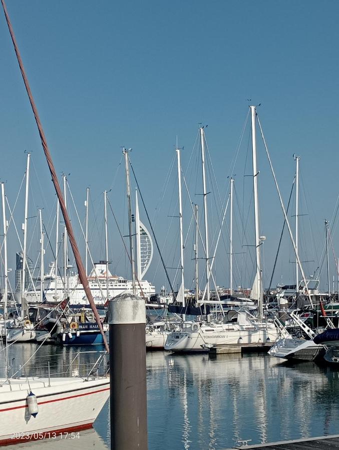 B&B Gosport - Beautiful Marina Apartment with private garden, flexible bedrooms with zip & link beds - Bed and Breakfast Gosport