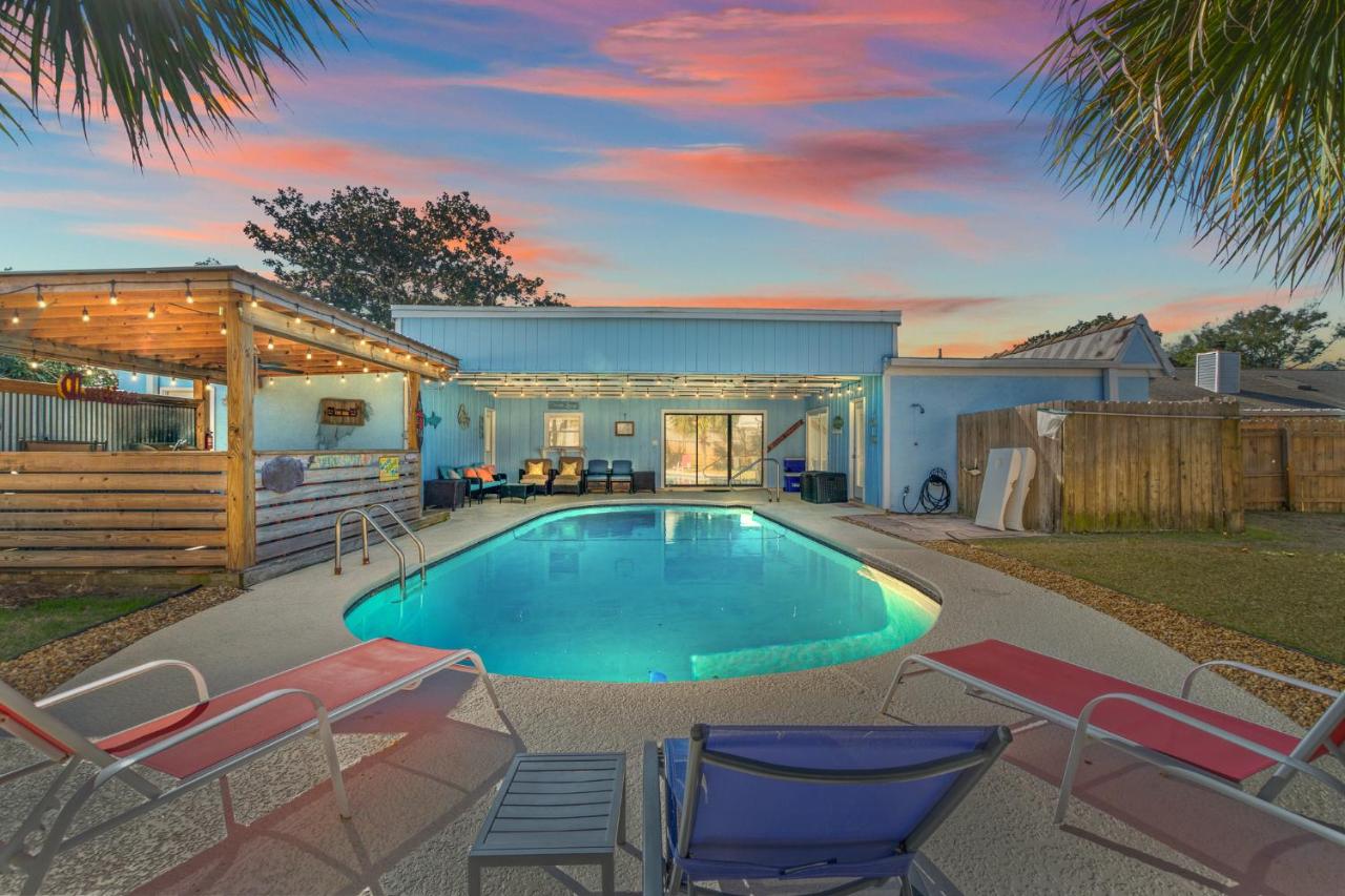 B&B Panama City Beach - Tiki Hut, A Spacious Beach Paradise w a Private Pool, Tiki Bar, and Entertaining Game Room, Where Every Stay Feels Like an Island Getaway - Bed and Breakfast Panama City Beach