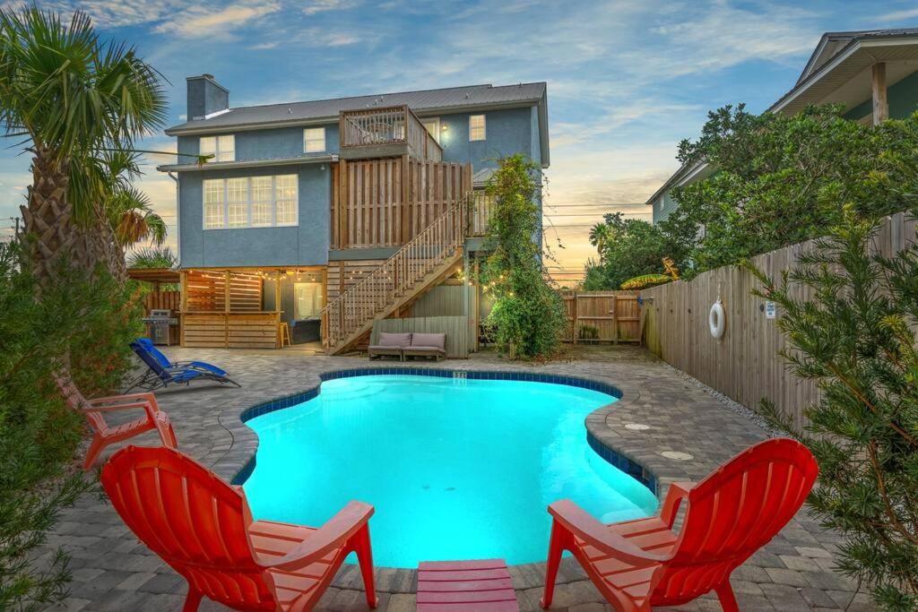 Sand Castle-Pool, Game Rooms, covered outdoor space with tiki bar, 1min walk to beach - B&B Panama City Beach