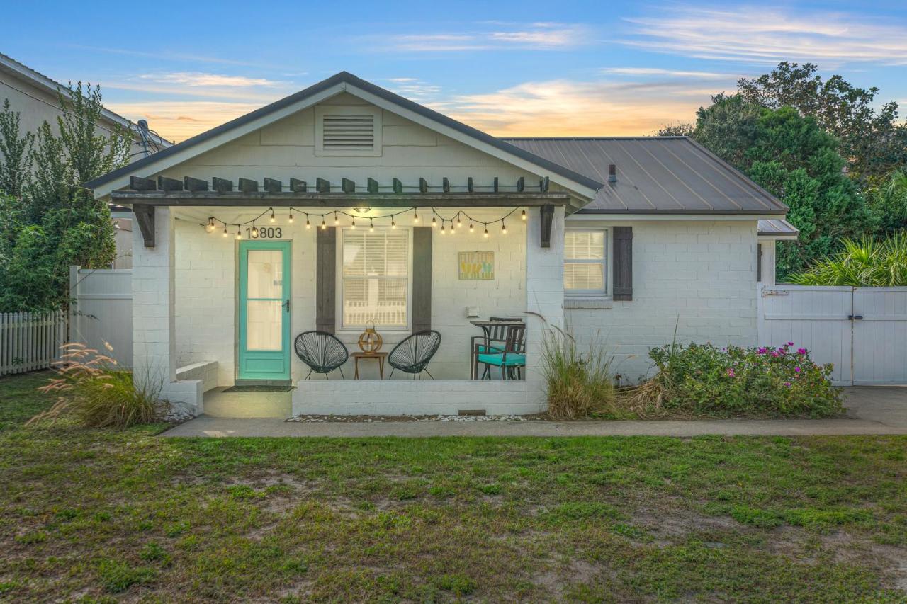 B&B Panama City Beach - Barefoot Bungalow, Charming 1940s Beach House, 1 Block to Private Beach Access, Beach Gear & BBQ Provided - Bed and Breakfast Panama City Beach