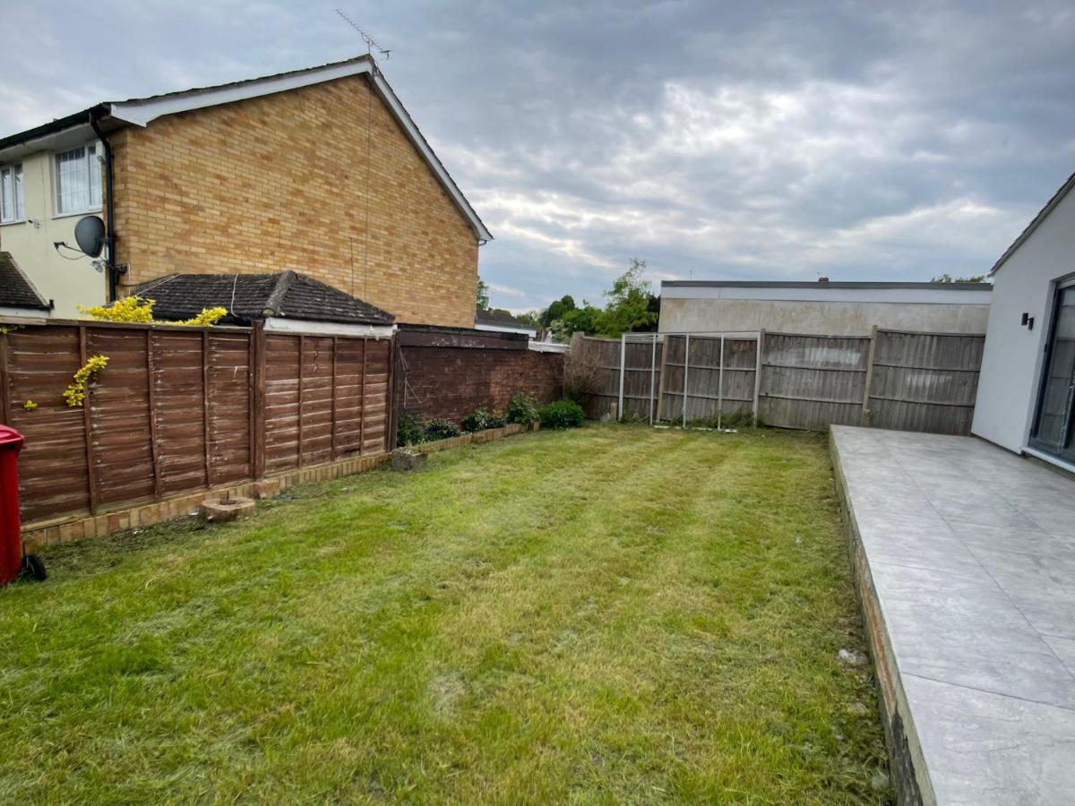 Newly refurbished 4 Bedroom House-Sleep 8-Free parking - B&B Canvey Island