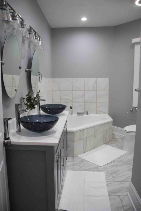 Upscale apartment Westside of Chicago - B&B