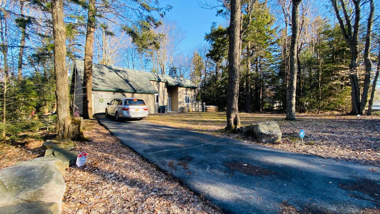 Family retreat, Closest Rental House to POOL & BEACH, Hot tub, Game Room - Chambres d'hôtes Tobyhanna