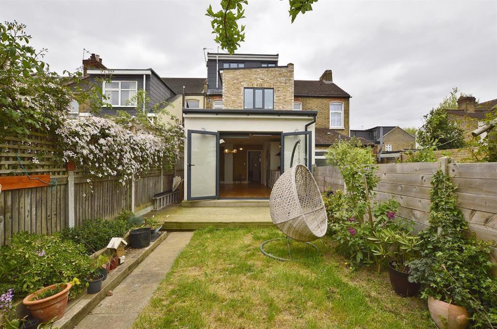 B&B London - Contemporary 3 bed house with spacious garden close to Stratford & Canary Wharf - Bed and Breakfast London