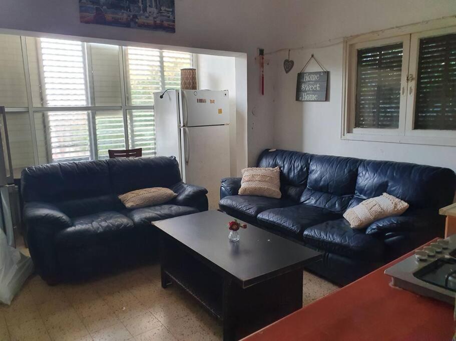 2 bedroom apartment in batiya makov shared rooms - Bed and Breakfast Rehovot