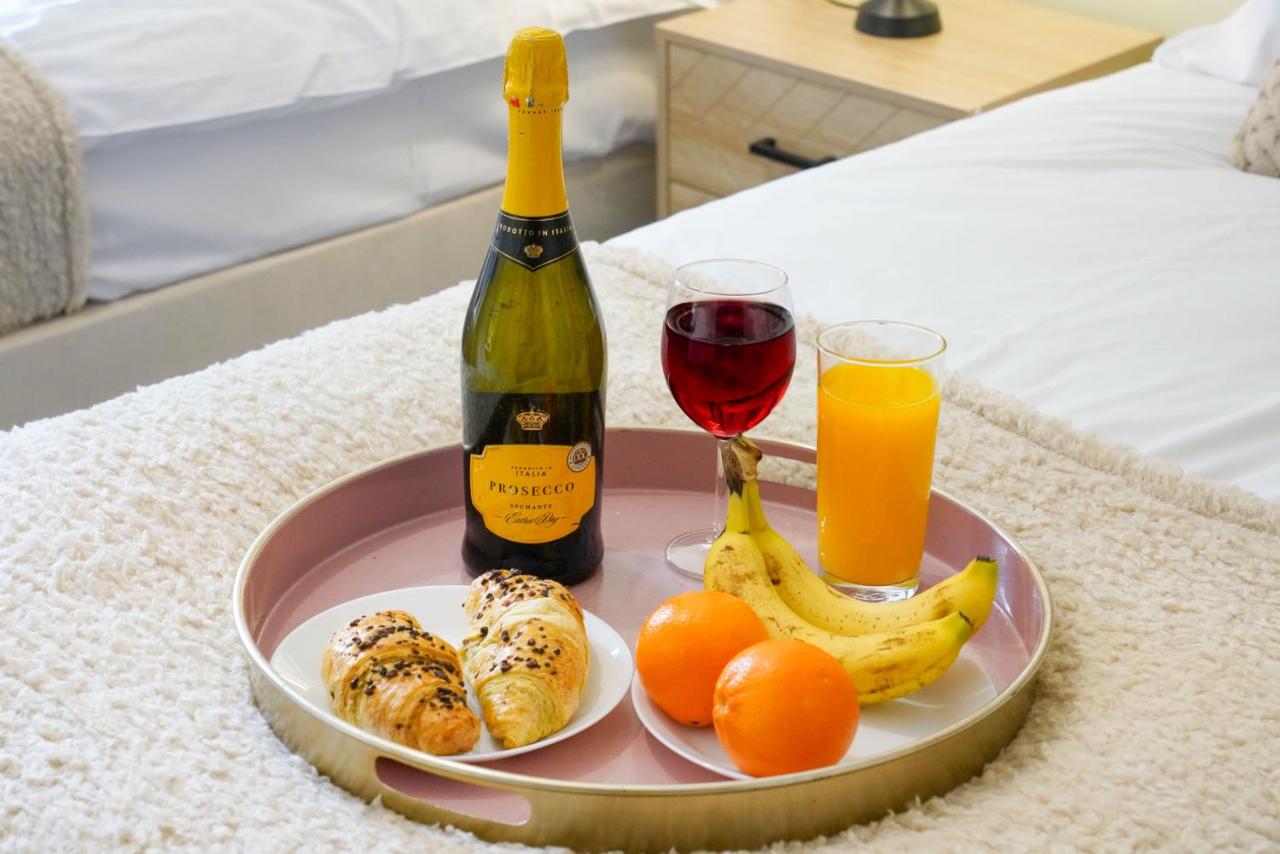 City Centre Apartment with Free Parking, Balcony, Super-Fast Wifi and Smart TV with Netflix by Yoko Property - B&B