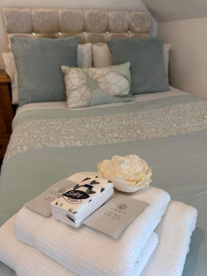 Single Room with Shared Bathroom (9)