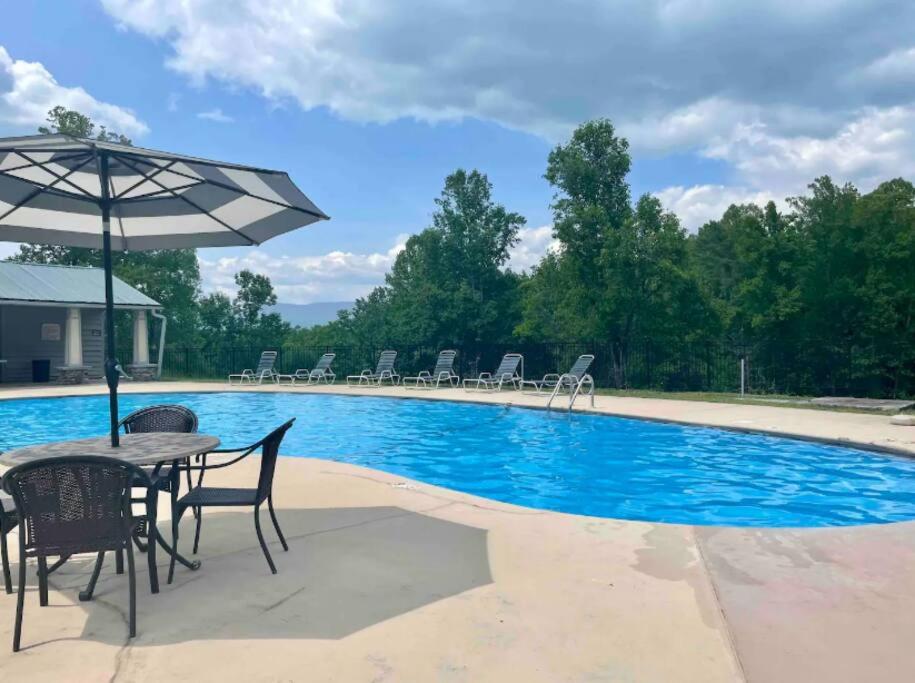 Lazy Bear Cabin near Nantahala Outdoor Center and Bryson City - Bed and Breakfast Bryson City