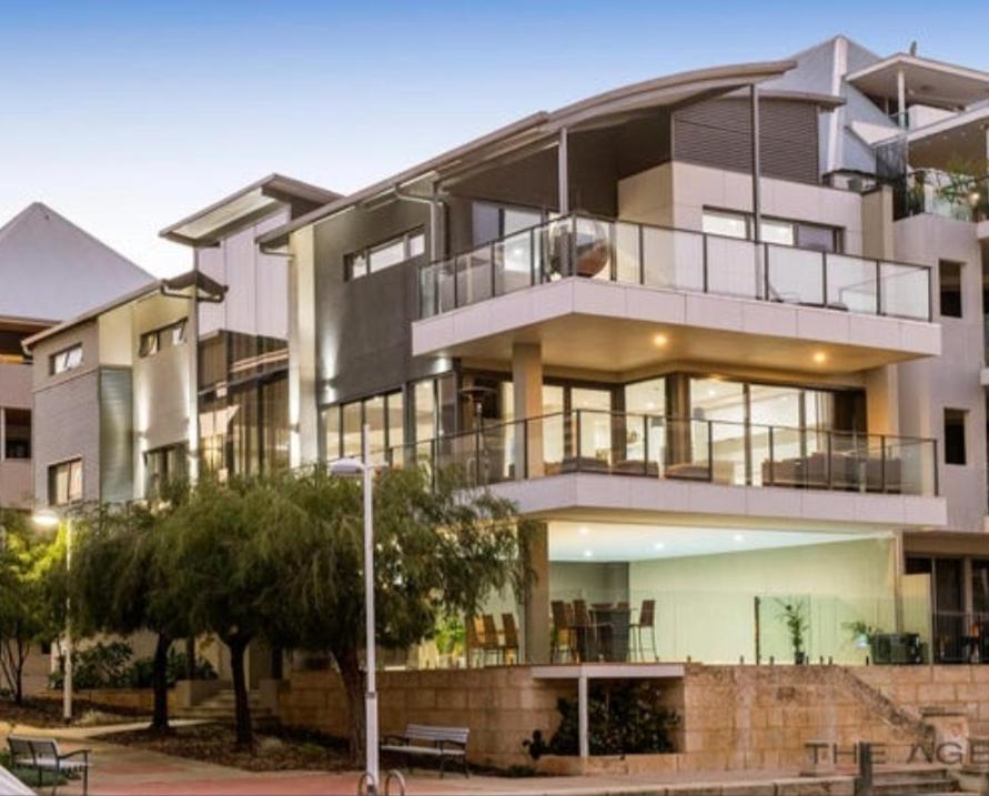 B&B Mandurah - R&R at Casa Nostra, Mandurah Ocean Marina, Canal Home, Central, Spacious, 5Room, 5Bath, 8WC, 2Parking - Bed and Breakfast Mandurah