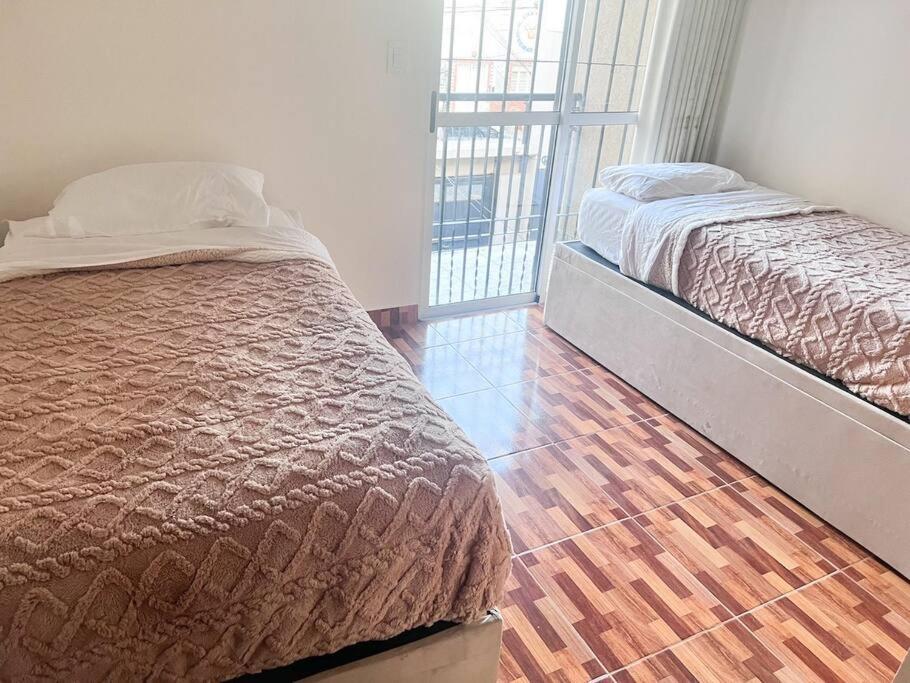 Casa entera con patio, parrilla y cochera - Chambres d’hôtes Lomas de Zamora