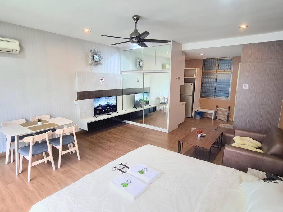 Harmony studio private balcony Palazio Mount Austin by GDRAGON HomeStay - B&B
