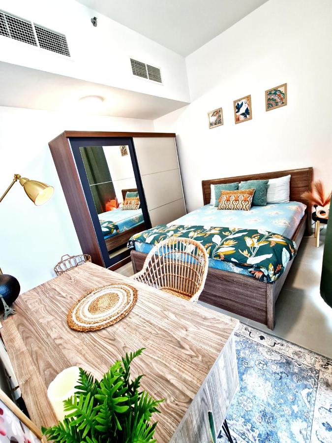 B&B Abu Dhabi - Elegant bedroom with balcony - Bed and Breakfast Abu Dhabi
