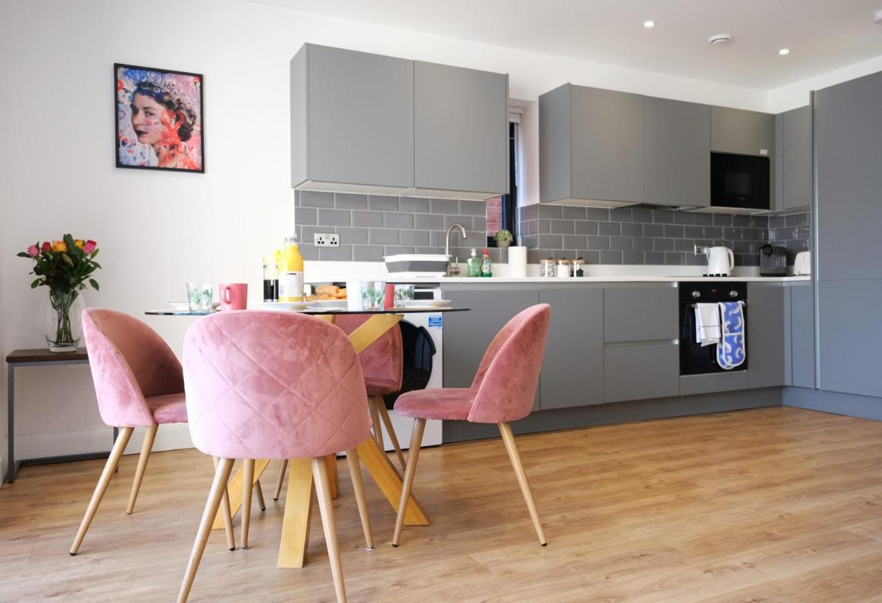 B&B Londres - Modern one Bedroom Apartment in Ealing Common - Bed and Breakfast Londres