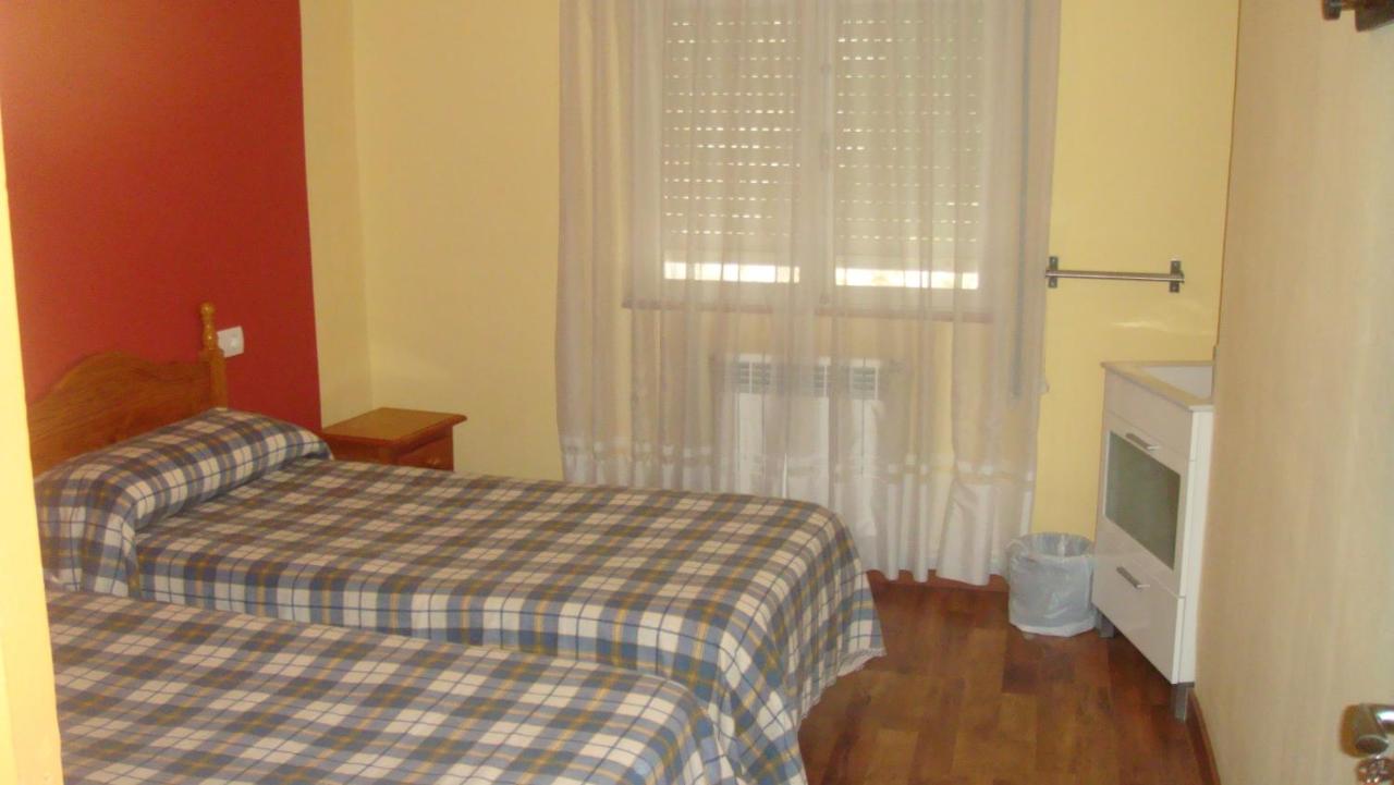 Budget Single Room with Shared Bathroom