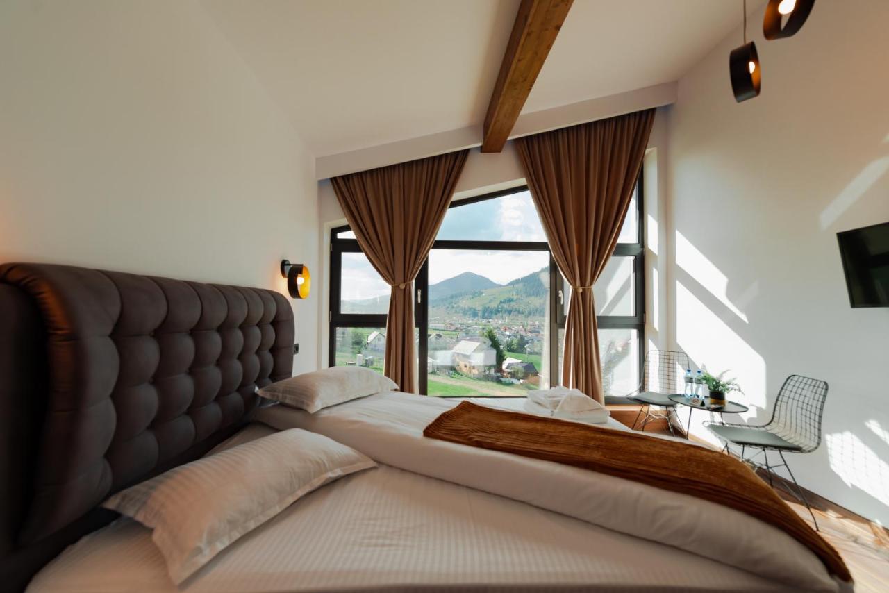 Habitación con cama extragrande y vistas a la montaña