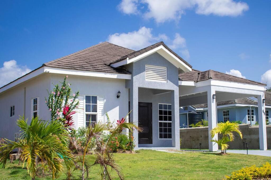 B&B Boscobel - Luxurious 3-BDRM/King Bed/Gated/Near Ocho Rios - Bed and Breakfast Boscobel