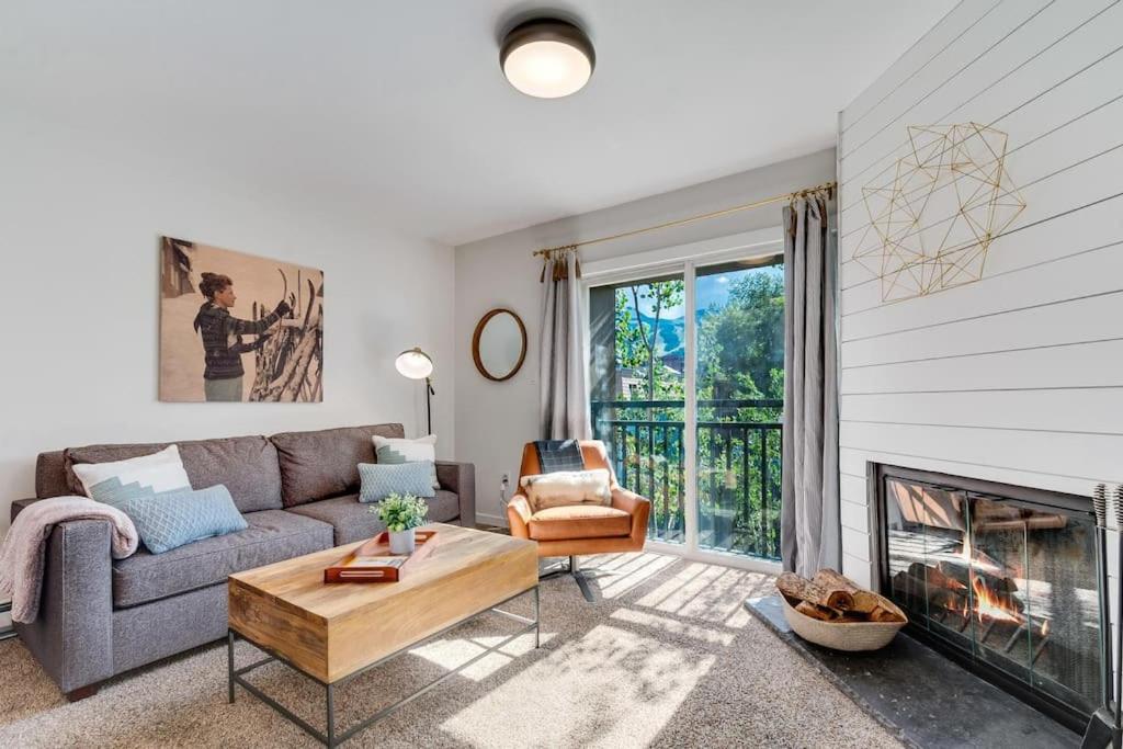 Gorgeous View in Town Walk to Lifts - B&B Breckenridge