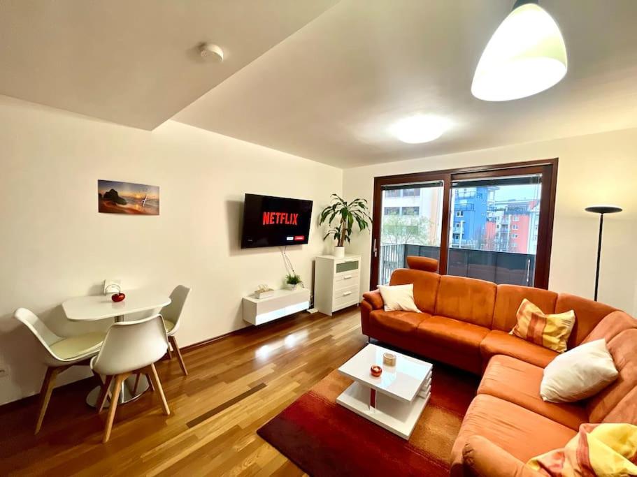 B&B Prag - Entire Apartment, FREE PARKING, City Center 15 Minutes - Bed and Breakfast Prag