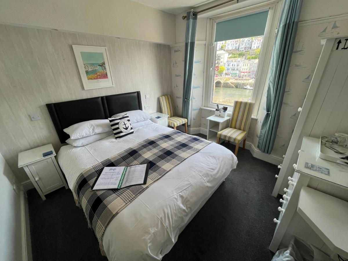 Doppelzimmer mit Kingsize-Bett und Meerblick