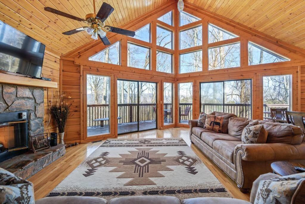 Serenity- serene mntn cabin in gated resort community with pool and amenities /view/Hottub/Secluded/Luxury/Theatre - B&B