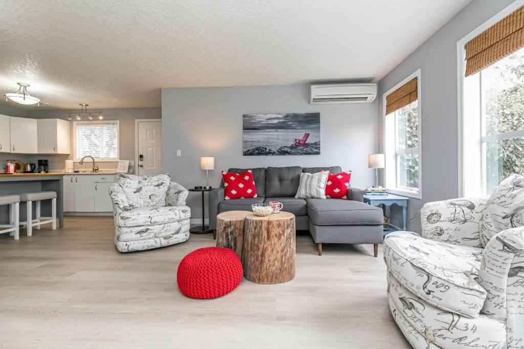 Lovely 2 bedroom suite steps from The beach - B&B