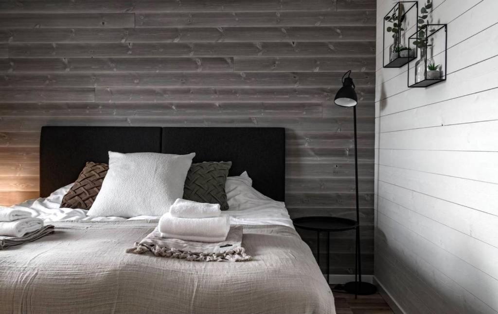 Tweepersoonskamer met 2 Aparte Bedden en Eigen Badkamer