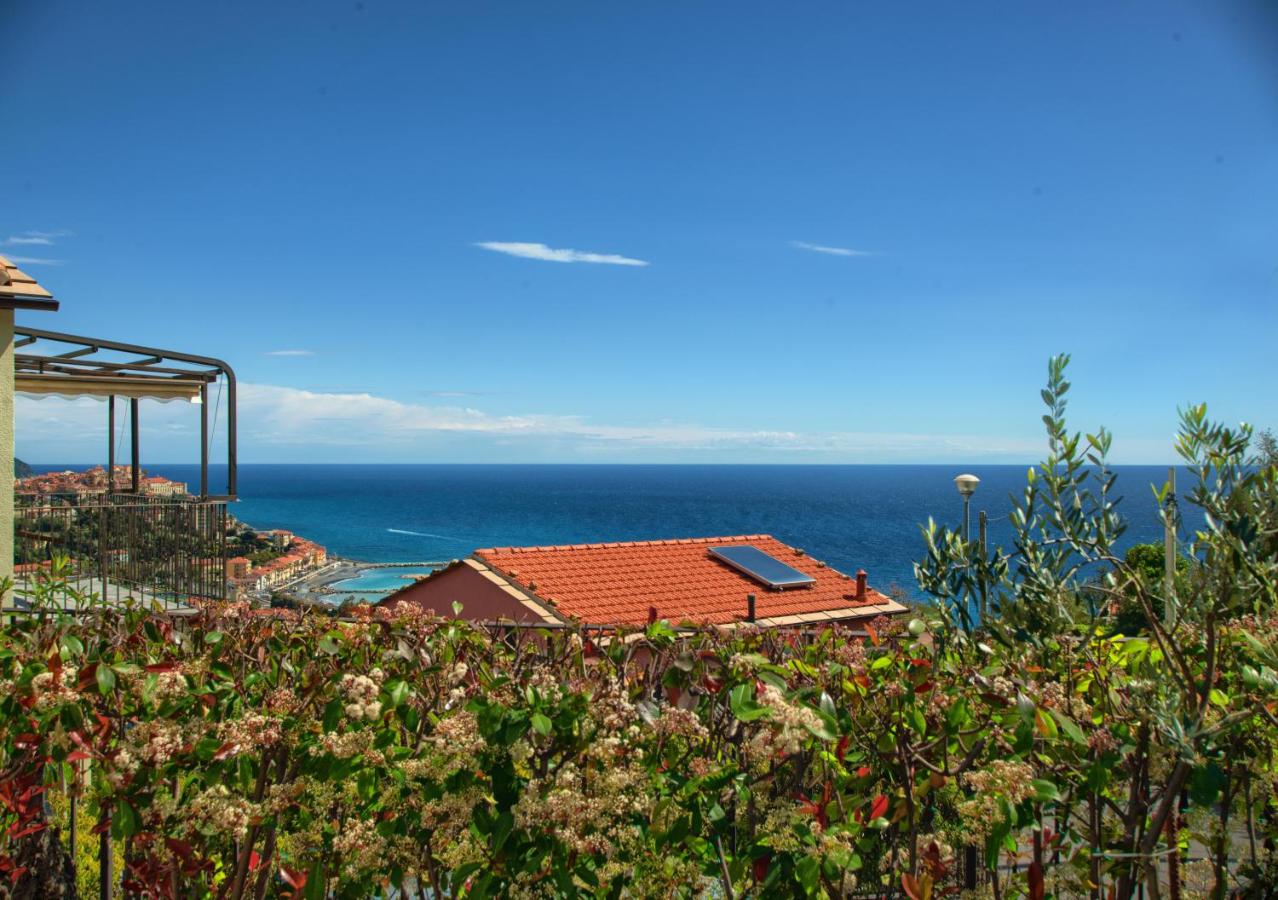 Casa con piscina, vista mare, patio privato, AC, posto auto e wi-fi - Ferienwohnung Imperia