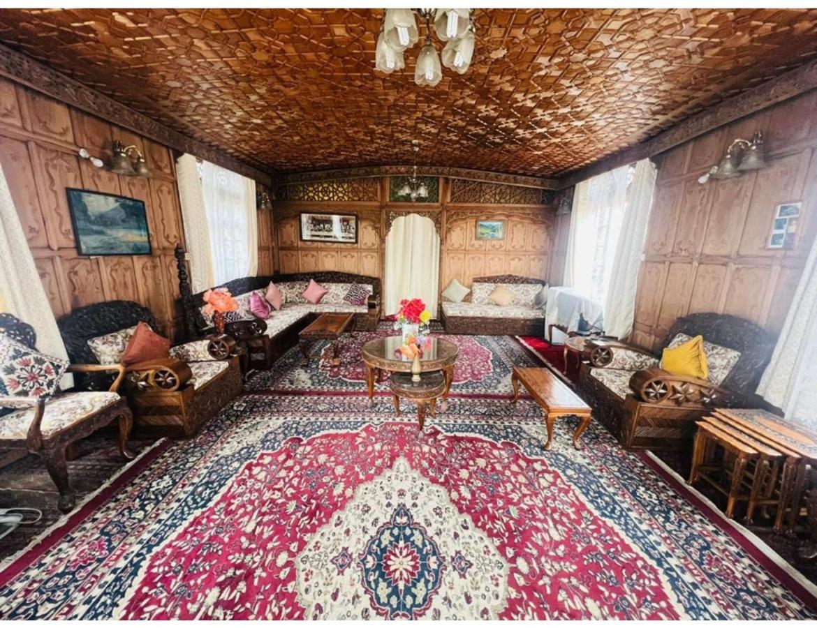 B&B Kārapur - House Boat Shahnama, Dal Lake - Bed and Breakfast Kārapur