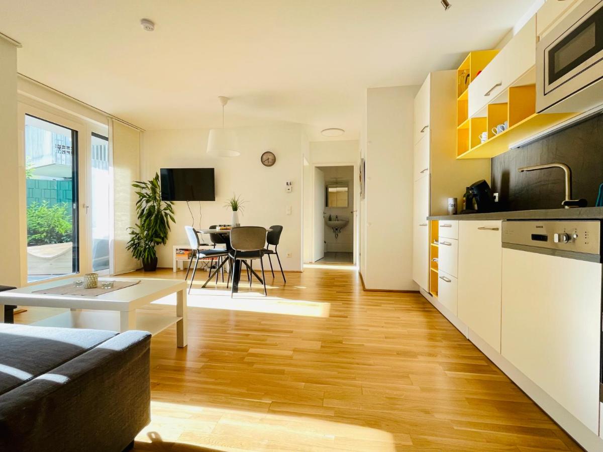 B&B Wenen - Topmodernes Sonnenwohnen Apartment bei U-Bahn und Therme Wien Oberlaa, 15 min bis Stephansplatz - Bed and Breakfast Wenen