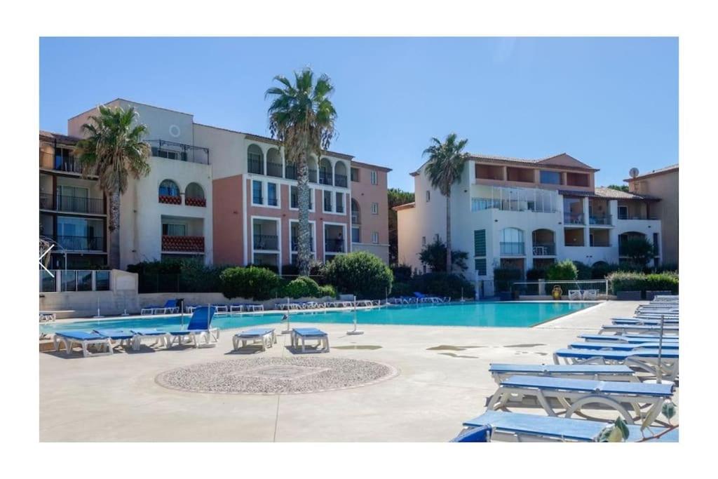 T2 vue mer avec plage et piscine front de Mer - B&B Six-Fours-les-Plages